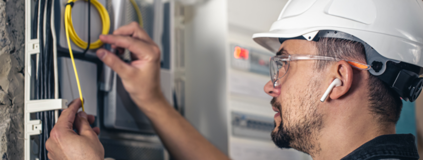 Proiecte de îmbunătățire a locuinței unde trebuie să angajezi un electrician 1 man electrical technician working switchboard with fuses 1